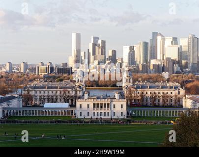 Blick vom Hügel im Greenwich Park auf das Queens House und die Universität mit den Wolkenkratzern von Canary Wharf in der Ferne. Stockfoto