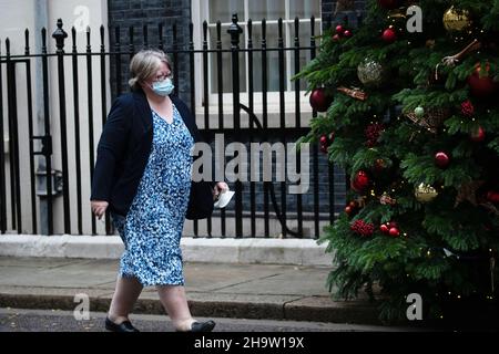 LONDON, GROSSBRITANNIEN 8TH. DEZEMBER 2021. Thérèse Coffey der Staatssekretär für Arbeit und Pensionen kommt vor dem Covid-19 Briefing in der Downing Street 10 an.Quelle: Lucy North/Alamy Live News Stockfoto