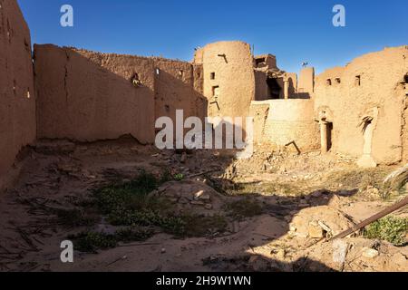 Ruinen der traditionellen arabischen Lehmziegelarchitektur in Ushaiqer, Saudi-Arabien Stockfoto