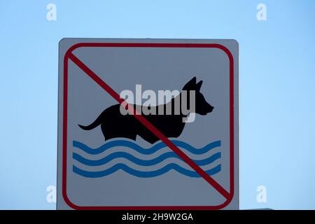 '22.05.2016, Kroatien, Primorje-Gorski Kotar, Krk - Schild am Strand: Hundebad unerwünscht.. 00A160522D108CAROEX.JPG [MODELLVERSION: NICHT ZUTREFFEND, PROP Stockfoto