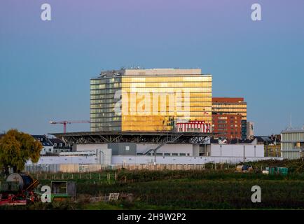 Skyline, Stadttorgebäude, davor der Hochsicherheitsflügel des Oberlandesgerichts Düsseldorf am Kapellweg, Stadtteil Hamm, Düsseldorf, NRW Stockfoto