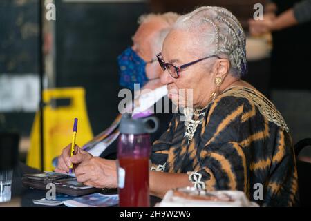 Austin, Texas, USA. 8th Dez 2021. Austin, Texas - Joy Diaz kündigt ihren Lauf für die Gouverneurin von Texas an. Ora Houston schreibt einen Scheck für ihre Kampagne. (Bild: © Sandra Dahdah/ZUMA Press Wire) Stockfoto