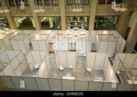 '24.11.2021, Deutschland, Bremen, Bremen - neues Impfzentrum für Corona-Auffrischungsimpfungen und zuletzt ungeimpft kurz vor Eröffnung des Formulars Stockfoto