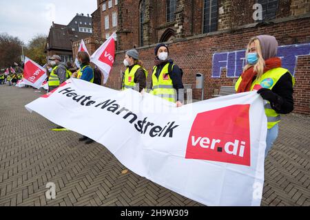 '24.11.2021, Deutschland, Bremen, Bremen - Warnstreik der Gewerkschaft verdi.. 00A211124D445CAROEX.JPG [MODEL RELEASE: NO, PROPERTY RELEASE: NO (C) Stockfoto