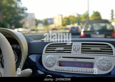 '08.08.2018, Deutschland, Nordrhein-Westfalen, Essen - Ruhrgebiet, Essener Autobahn A40. Abendverkehr auf der Autobahn A40 in Richtung Essen-Stadt Stockfoto