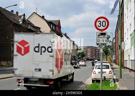 '08.06.2021, Deutschland, Nordrhein-Westfalen, Essen - Straßenverkehr auf der B 224 Gladbecker Straße in Essen. Verkehrsfluss auf dem verkehrsreichen B224 während des Stockfoto