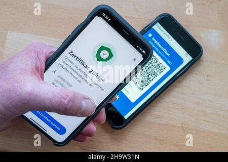CovPassCheck App, zum Überprüfen des digitalen Impfzertifikats, auf einem Smartphone, Impfungen gegen Corona-Virus, Covid-19, Nachweis von Impfungen, D Stockfoto