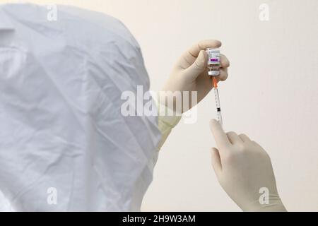 '21.04.2021, Deutschland, , Berlin - Arzt zieht Impfstoff von AstraZeneca in eine Spritze.. 00S210421D565CAROEX.JPG [MODEL RELEASE: NO, PROPERTY RELEAS Stockfoto