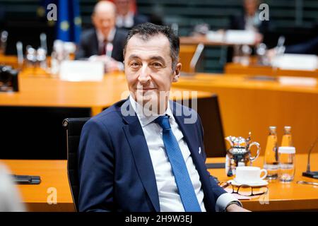 Berlin, Deutschland. 08th Dez 2021. CEM Oezdemir, Bundesminister für Landwirtschaft und Ernährung, notiert während der konstituierenden Kabinettssitzung. Berlin, den 8th. Dezember 2021. Copyright: Janine Schwithz/photothek.de Credit: dpa/Alamy Live News Stockfoto