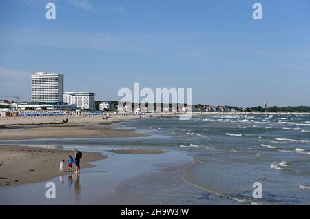 '30.07.2021, Deutschland, Mecklenburg-Vorpommern, Warnemünde - Blick auf den Strand mit Hotel Neptun.. 00S210730D627CAROEX.JPG [MODELLVERSION: NEIN, P Stockfoto