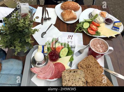 '25.07.2021, Deutschland, , Berlin - symbolisches Foto: Frühstück im Café.. 00S210725D614CAROEX.JPG [MODEL RELEASE: NO, PROPERTY RELEASE: NO (c) caro image Stockfoto