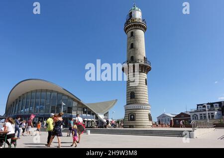 '30.07.2021, Deutschland, Mecklenburg-Vorpommern, Warnemünde - Leuchtturm und Teepott an der Strandpromenade. 00S210730D649CAROEX.JPG [MODELLRELE Stockfoto