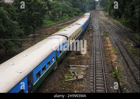 '27.07.2013, Myanmar, , Yangon - Ein Vorstadtzug der Yangon Circular Railway und Bahngleise im Stadtzentrum nicht weit von der zentralen Stati Stockfoto