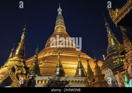 '21.01.2014, Myanmar, , Yangon - Blick auf die beleuchtete Stupa der vergoldeten Shwedagon-Pagode mit Tempelkomplex am Abend. Die buddhistische Pagode Stockfoto