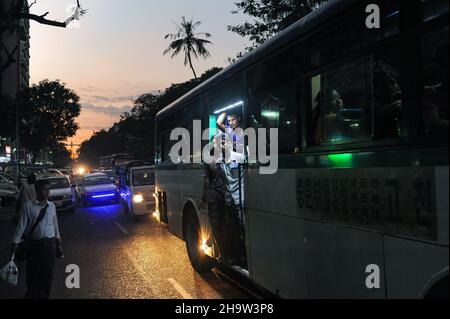 '04.11.2015, Myanmar, , Yangon - After-Work-Verkehr mit Pendlern in einem überfüllten Bus während der Fahrt durch das Zentrum der ehemaligen Hauptstadt Yangon.. 0S Stockfoto