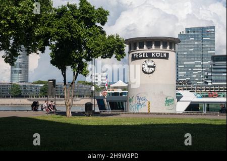 '09.06.2017, Deutschland, Nordrhein-Westfalen, Köln - Köln Wasserstand am Wasserstand-Turm mit Wasserstand-Uhr am Rheinufer in Köln Stockfoto