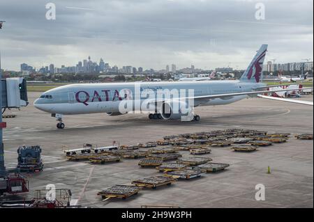 '13.05.2018, Australien, New South Wales, Sydney - Ein Qatar Airways Boeing 777-300ER Passagierflugzeug, Registrierung A7-BAL, Taxis zu seinem Gate in Kings Stockfoto