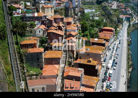 '14.06.2018, Portugal, , Porto - ein erhöhter Blick auf die Stadt mit der historischen Altstadt und den traditionellen Gebäuden entlang der Küste von Cais da Ribeira Stockfoto