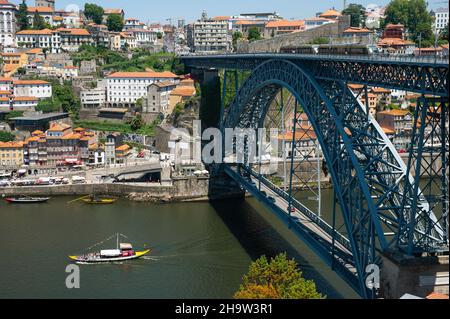 '14.06.2018, Portugal, , Porto - Blick auf die Brücke Ponte Luis I, eine Fachwerkbogenbrücke über den Douro-Fluss zwischen Porto und Vila Nova de Gaia Stockfoto