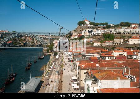 '14.06.2018, Portugal, , Porto - Blick von einer Gondel der Seilbahn Teleferico de Gaia auf die Stadtlandschaft von Vila Nova de Gaia mit Weingut gebaut Stockfoto