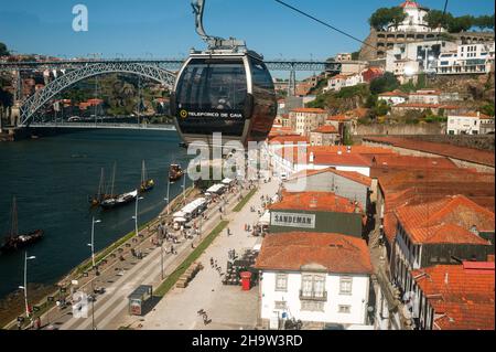 '14.06.2018, Portugal, , Porto - Blick von einer Gondel der Seilbahn Teleferico de Gaia auf die Stadtlandschaft von Vila Nova de Gaia mit Gebäuden von Stockfoto