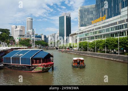 '15.09.2021, Singapore, , Singapur - Ein Blick auf die Stadt mit Hochhäusern und Booten (Bumboats) am Ufer des Singapore River in Clarke Quay . T Stockfoto
