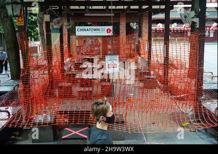 '15.09.2021, Singapore, , Singapur - Ein öffentlicher Bereich mit Tischen und Bänken in Chinatown ist aufgrund der anhaltenden Covid-19-Situation geschlossen und abgezäunt. Stockfoto