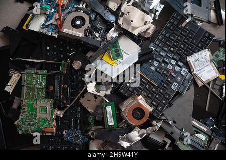 '24.10.2021, Singapur, , Singapur - Ein Haufen elektronischer Abfälle (E-Abfall) aus Komponenten von zwei alten weggeworfenen Laptop-Computern mit Leiterplatten, Stockfoto