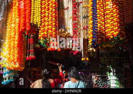 '27.10.2021, Singapur, , Singapur - Menschen kaufen dekorative Ornamente und bunte Blumengirlanden für das bevorstehende Hindu-Festival von Diwali auf einem Stockfoto