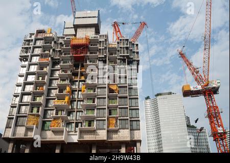 '16.11.2021, Singapur, , Singapur - Baustelle mit neuem Wohngebäude und Baukräne im Stadtzentrum bei Bugis mit der D Stockfoto