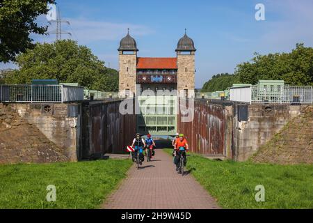 '14.09.2021, Deutschland, Nordrhein-Westfalen, Waltrop - Waltrop Schiffshebewerk und Schleusenpark. Hier wird das ausgediente Old Shaft Lock nun als Fuß und Zyk verwendet Stockfoto