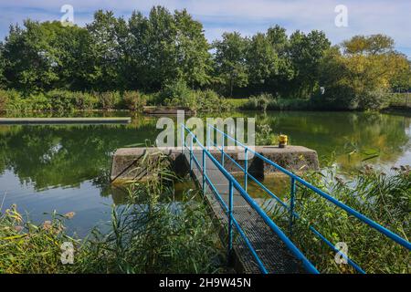 '14.09.2021, Deutschland, Nordrhein-Westfalen, Waltrop - Waltrop Schiffshebewerk und Schleusenpark. Hier ein Steg am Kopfwasser des ausgenutzten Old Shaft L Stockfoto