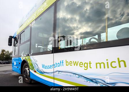 '14.10.2021, Deutschland, Nordrhein-Westfalen, Münster - Wasserstoff-Bus im Linienverkehr betankt H2 Wasserstoff an einer mobilen H2 Wasserstoff-Tankstelle. Stockfoto