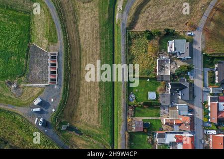 '10.11.2021, Deutschland, Nordrhein-Westfalen, Datteln - Hochwasserschutz bei Starkregen durch Regenwasserrückhaltebecken, RRB-Regenwasserrückhaltebecken Stockfoto