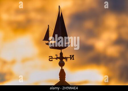 Nahaufnahme der Silhouette des Wetterfahne Segelboot klein. Stockfoto