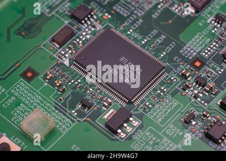 Teil einer elektronischen Leiterplatte mit vielen elektrischen Komponenten. Stockfoto