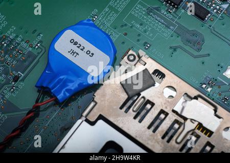 Teil einer elektronischen Leiterplatte mit vielen elektrischen Komponenten. Stockfoto