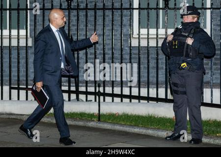 London, Großbritannien. 8th Dez 2021. Der Abgeordnete Sajid Javid, Staatssekretär für Gesundheit und Soziales, gibt dem Polizeibeamten außerhalb der Nummer 10 den Daumen nach oben. Die Minister des Kabinetts verlassen die Downing Street 10 nach den Sitzungen vor der Pressekonferenz des Premierministers heute Abend. Kredit: Imageplotter/Alamy Live Nachrichten Stockfoto