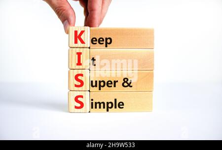 KISS halten es super und einfaches Symbol. Konzept Wörter KISS halten es super und einfache Holzblöcke. Schöner weißer Tisch, weißer Hintergrund. Business-KIS Stockfoto