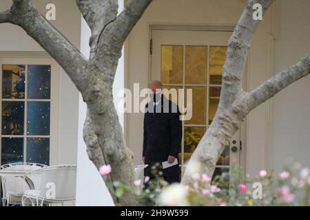 Washington, Usa. 08th Dez 2021. Präsident Joe Biden verlässt South Lawn auf dem Weg zur gemeinsamen Basis Andrew im Weißen Haus in Washington DC, USA. Kredit: SOPA Images Limited/Alamy Live Nachrichten Stockfoto