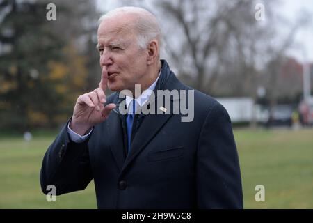 Washington, Usa. 08th Dez 2021. Präsident Joe Biden verlässt South Lawn auf dem Weg zur gemeinsamen Basis Andrew im Weißen Haus in Washington DC, USA. Kredit: SOPA Images Limited/Alamy Live Nachrichten Stockfoto