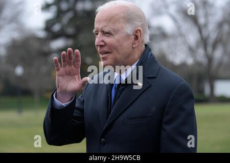 Washington, Usa. 08th Dez 2021. Präsident Joe Biden verlässt South Lawn auf dem Weg zur gemeinsamen Basis Andrew im Weißen Haus in Washington DC, USA. Kredit: SOPA Images Limited/Alamy Live Nachrichten Stockfoto