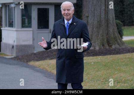 Washington, Usa. 08th Dez 2021. Präsident Joe Biden verlässt South Lawn auf dem Weg zur gemeinsamen Basis Andrew im Weißen Haus in Washington DC, USA. Kredit: SOPA Images Limited/Alamy Live Nachrichten Stockfoto