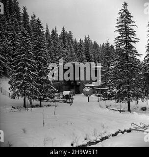 Zakopane, 1969-12-03. Przed zimowym sezonem narciarskim 1969/1970, przeprowadzono okresowy remont kolei linowej na Kasprowy Wierch. Dokonano wymiany liny noœnej na odcinku KuŸnice - Myœlenickie Turnie. mta PAP/Tadeusz Olszewski Zakopane, 3. Dezember 1969. Renovierte Seilbahn-Linie vor der Skisaison 1969/1970. Der Catenarian auf Kuznice - Myslenickie Turnie Route wurde geändert. mta PAP/Tadeusz Olszewski Stockfoto