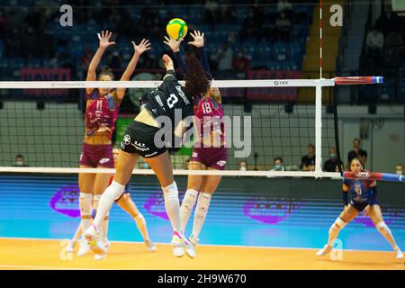 Monza, Italien. 08th Dez 2021. Spike of during Vero Volley Monza vs Asptt Mulhouse, CEV Champions League Women Volleyball match in Monza, Italy, December 08 2021 Credit: Independent Photo Agency/Alamy Live News Stockfoto