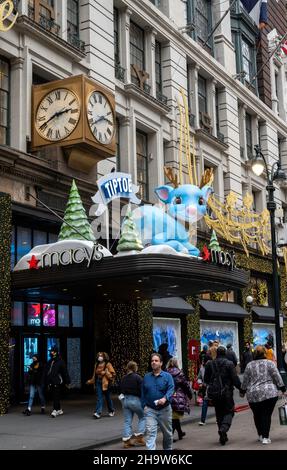 Das Äußere des Flagship-Stores von Macy am Herald Square ist für die Feiertage in New York City, USA 2021, dekoriert Stockfoto