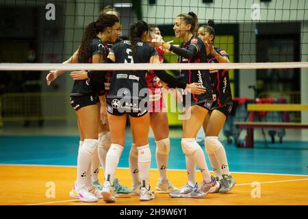 Arena di Monza, Monza, Italien, 08. Dezember 2021, Glück der Spieler ASPTT Mulhouse nach einem Punkt während Vero Volley Monza gegen Asptt Mulhouse - CEV Champions League Frauen Volleyballspiel Stockfoto