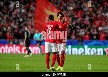 Lissabon, Portugal. 8th Dez 2021. Darwin Nunez von SL Benfica (R ) feiert mit Everton am Ende des UEFA Champions League-Fußballspiels der Gruppe E zwischen SL Benfica und Dynamo Kiew am 8. Dezember 2021 im Luz-Stadion in Lissabon, Portugal. (Bild: © Pedro Fiuza/ZUMA Press Wire) Stockfoto