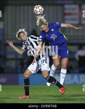 Kington upon Thames, Großbritannien. 8th Dez 2021. Millie Bright von Chelsea und Lina Mona Andrea Hurtig von Juventus fordern den Ball während des UEFA Womens Champions League-Spiels in Kingsmeadow, Kington upon Thames. Bildnachweis sollte lauten: Paul Terry/Sportimage Kredit: Sportimage/Alamy Live News Stockfoto