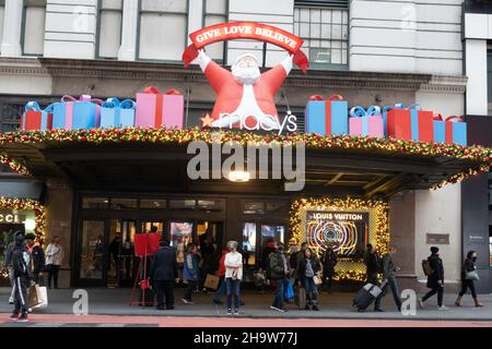 Das Äußere des Flagship-Stores von Macy am Herald Square ist für die Feiertage in New York City, USA 2021, dekoriert Stockfoto